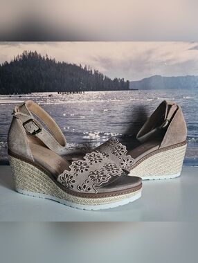 NWOT Nicole Sandal Wedges